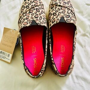 Toms Leopard Print NWT FLATS SZ 8.5